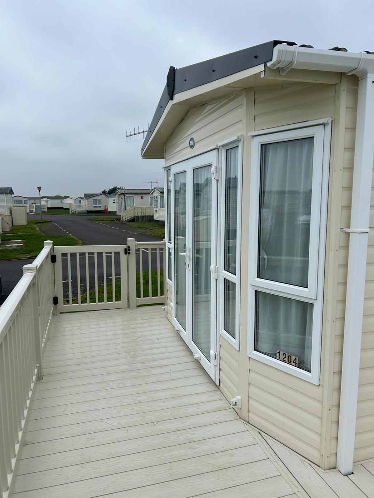 Sunny Escape Villa Selsey Bagian luar foto